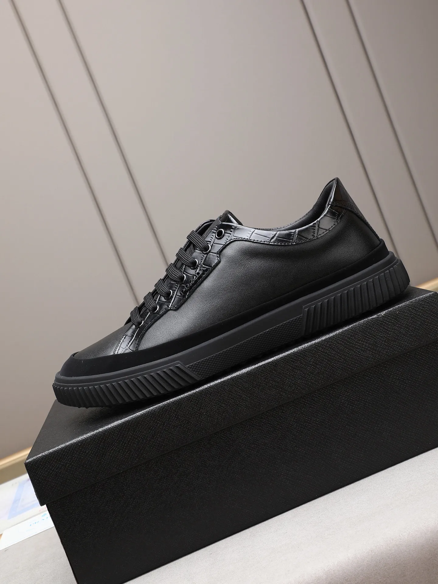 Men's shoes💰420💰 Brand: PRADA (Prada) Standard code: Men's code 38–44 (45 can be customized) Material: Original cowhide, breathable sheep lining Special outsole Style category: Men's fashionable casual sneakers Low-key luxury! Color: actual picture color
